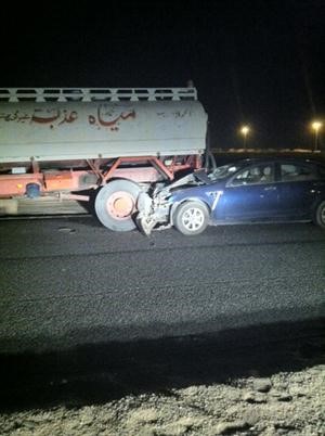 سيارة المواطن وقد انحشرت اسفل تنكر المياه﻿
