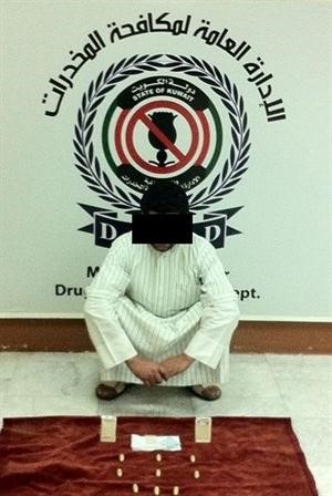 المتهم وامامه المضبوطات﻿