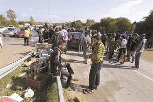 ليبيون يحاولون الوساطة لانهاء الاشتباكات بين مسلحين في ورشفانة والزاوية امس 	افپ﻿