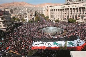 مسيرة مؤيدة للرئيس بشار الاسد في ساحة السبع بحرات بدمشق افپ