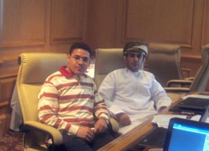 الزميل مسعد حسني مع صقر القاسمي في المركز الاعلامي لتغطية افتتاح مجلس عمان