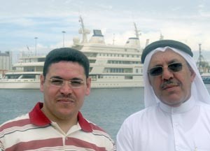 الزميل مسعد حسني مع يوسف الحرمي من دولة قطر خلال جولة على الشاطئ