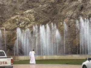 الطبيعة الجبلية لم تمنع العمانيين من رسم مظاهر النهضة الحديثة وهنا تلتقي الجبال مع الخضرة وتزينهما النافورة﻿