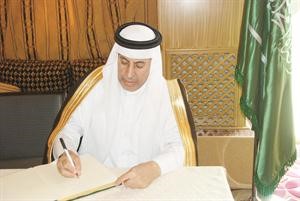 السفير السعودي دعبدالعزيز الفايز يسجل مبايعته
