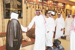 مواطنون يتوافدون على السفارة لتقديم المبايعة
