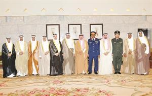 صاحب السمو الملكي الامير سطام بن عبدالعزيز متوسطا الشيخ حمد جابر العلي ووفد السفارة
