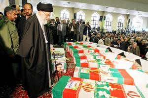 المرشد الاعلى السيد علي خامنئى خلال تشييع قتلى انفجار قاعدة الحرس الثوري في ايران	افپ﻿