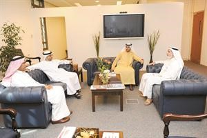 خالد الحسيني وعبدالعزيز البطي خلال اللقاء مع وفد صندوق الزكاة الاماراتي
