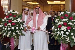 الشيخ طلال الخالد يقص شريط افتتاح المعرض المصاحب للمؤتمر ﻿