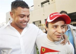 البرازيلي رونالدو مع سائق فيراري فليبي ماسا في حلبة ابوظبي للسيارات اپ