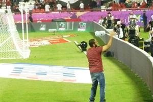 تامر حسني يغني ويحيي جمهور مصر وقطر في ستاد الريان بالدوحة﻿