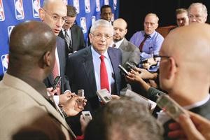 مفوض NBA ديفيد ستيرن خلال المؤتمر الصحافي افپ