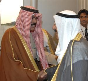 صاحب السمو الامير الشيخ صباح الاحمد مصافحا سمو ولي العهد الشيخ نواف الاحمد
