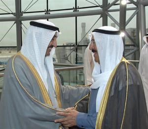  وسموه مصافحا جاسم الخرافي
