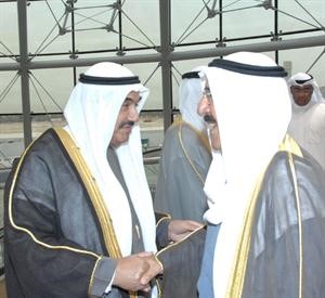 صاحب السمو مصافحا سمو الشيخ ناصر المحمد