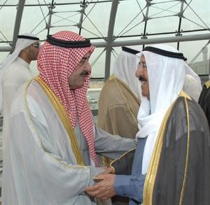 سمو الامير مصافحا الشيخ احمد الحمود
