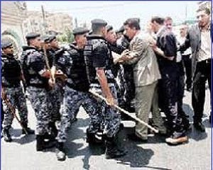 قوات الامن لدى فض المشاجرة