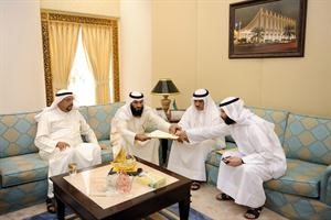 د فيصل المسلم يسلم الامين العام استجواب سمو رئيس الوزراء بحضور مسلم البراك وعبدالرحمن العنجري	 متين غوزال﻿