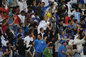 جمهور الازرق يحتفل بعد الفوز على الامارات