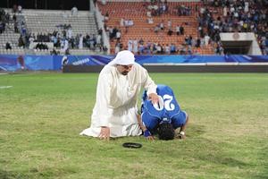 الشيخ طلال الفهد يسجد لله شكرا مع يوسف ناصر