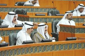 سمو رئيس مجلس الوزراء الشيخ ناصر المحمد ووزير الدولة لشؤون مجلس الوزراء علي الراشد ويبدو د يوسف الزلزلة وخلف دميثير اثناء متابعة الجلسة	متين غوزال﻿
