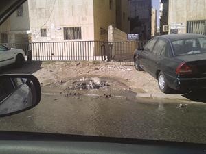 الضغط على شبكة الصرف وغياب الصيانة سبب الطفح المستمر 