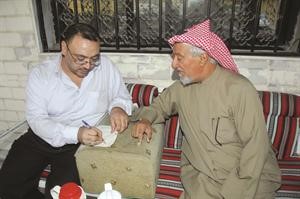 ابو خالد متحدثا للزميل اسامة دياب محمد ماهر