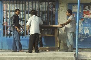 بعض الاسيويين يلعبون القمار في وضح النهار