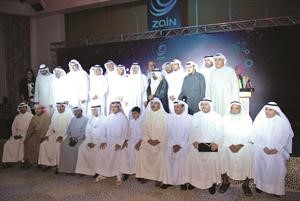 صورة جماعية مع الفريق الكويتي لاطفاء ابار الكويت 	كرم ذياب﻿