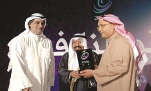 نبيل بن سلامة ورشيد العميري يكرمان اعضاء الفريق﻿