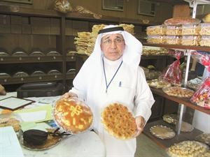 احد مفتشي البلدية يعرض مواد غذائية غير صالحة للاستهلاك
