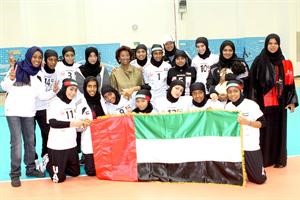 الشيخة نعيمة الاحمد مع لاعبات منتخب الامارات﻿