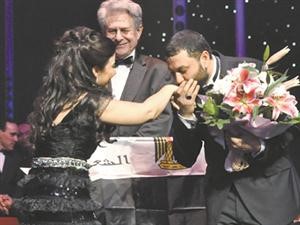 حسنو التركي يقبل يد غادة رجب على المسرح﻿
