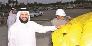 محسام الخرافي متفقدا المجسم
