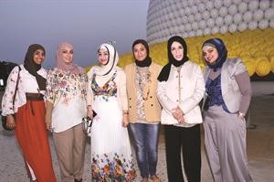مزينب لاري مع عدد من المهندسات امام المجسم
