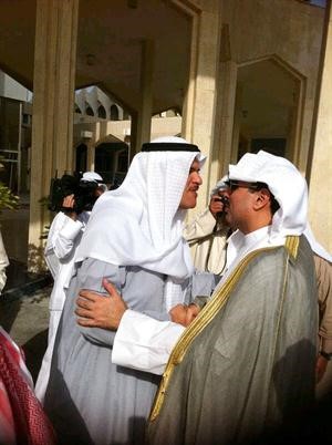 الشيخ حمد جابر العلي لدى وصوله الى الوزارة وفي استقباله الشيخ سلمان الحمود﻿