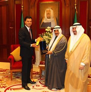سمو الشيخ ناصر المحمد يتسلم وسام المواطنة الفخرية لتيرانا﻿