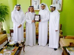 دخالد السعد يتسلم درعا تكريمية تقديرا لجهوده﻿