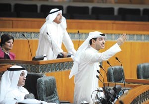 عبدالله الرومي وصالح الملا معترضين على مداخلة سعدون حماد قبل انسحابهمامتين غوزال