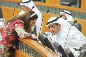 عسكر العنزي يستمع لحديث درولا دشتي﻿