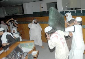 بعض المعتصمين يحملون كرسي النائب مسلم البراك