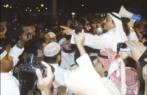 مسلم البراك مخاطبا الحضور والى جانبه دجمعان الحربش وخالد الطاحوس
