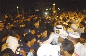 رجال الامن يحاولون منع المتجمهرين من تنظيم مسيرة الى قصر رئيس الوزراءهاني الشمري - سعود سالم - محمد ماهر