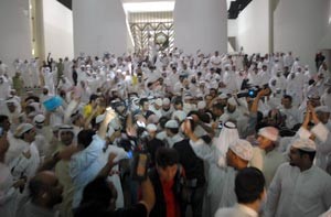 جموع من المتجمهرين يتوسطهم النواب على المدخل الرئيسي لمجلس الامة حيث تم اعتلاء الدرج المؤدي الى البوابة الرئيسية للمجلس		هاني الشمريمحمد ماهرسعود سالم