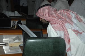 احد المعتصمين يقرا جدول الاعمال على منصة الامانة العامة