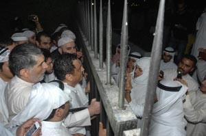مسلم البراك ودجمعان الحربش وعباس الشعبي امام حاجز المجلس للسور الخارجي