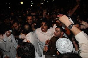 متجمهرون غاضبون﻿