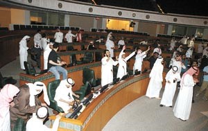 المتجمهرون في قاعة عبدالله السالم