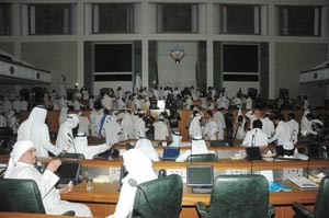 المتجمهرون يلتقطون الصور التذكارية داخل المجلس باستخدام الهواتف النقالة