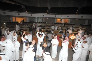 محتجون داخل قاعة عبدالله السالم امس وقد اقدم بعضهم قبل الخروج على تكسير عدد من الاجهزة والمحتويات	افپ